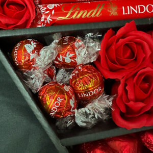 【last one ours ￡1.99】lindt lindor signature chocolate bouquet with red roses