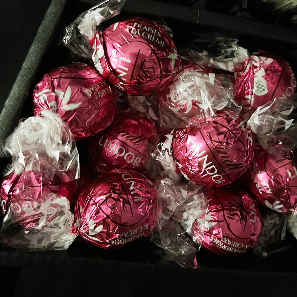 【last one ours £1.99】lindt lindor & yankee candle signature chocolate bouquet with pink roses 【last one ours £1.99】lindt lindor & yankee candle signature chocolate bouquet with pink roses